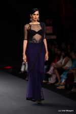 Model walk the ramp fo Varun Bahl Show at PCJ Delhi Couture Week day 1 on 8th Aug 2012 (288).JPG