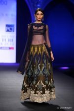 Model walk the ramp fo Varun Bahl Show at PCJ Delhi Couture Week day 1 on 8th Aug 2012 (290).JPG