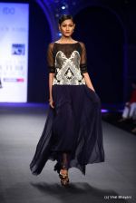 Model walk the ramp fo Varun Bahl Show at PCJ Delhi Couture Week day 1 on 8th Aug 2012 (292).JPG