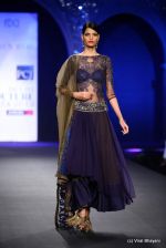 Model walk the ramp fo Varun Bahl Show at PCJ Delhi Couture Week day 1 on 8th Aug 2012 (298).JPG