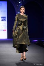 Model walk the ramp fo Varun Bahl Show at PCJ Delhi Couture Week day 1 on 8th Aug 2012 (299).JPG