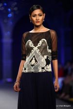 Model walk the ramp fo Varun Bahl Show at PCJ Delhi Couture Week day 1 on 8th Aug 2012 (308).JPG