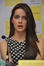 Shazahn Padamsee at Chetan Bhagat_s Book Launch - What Young India Wants in Crosswords, Kemps Corner on 9th Aug 2012 (113).JPG