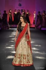 Madhuri Dixit walk the ramp for Anju Modi show at PCJ Delhi Couture Week Day 3 on 10th Aug 2012 (120).JPG
