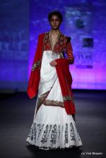 Model walk the ramp for Anju Modi show at PCJ Delhi Couture Week Day 3 on 10th Aug 2012 (60).JPG