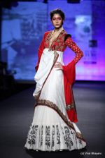Model walk the ramp for Anju Modi show at PCJ Delhi Couture Week Day 3 on 10th Aug 2012 (61).JPG