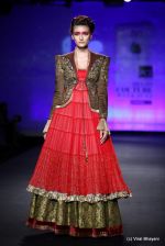 Model walk the ramp for Anju Modi show at PCJ Delhi Couture Week Day 3 on 10th Aug 2012 (63).JPG