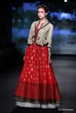 Model walk the ramp for Anju Modi show at PCJ Delhi Couture Week Day 3 on 10th Aug 2012 (72).JPG