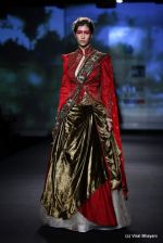 Model walk the ramp for Anju Modi show at PCJ Delhi Couture Week Day 3 on 10th Aug 2012 (73).JPG