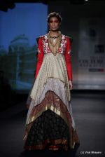 Model walk the ramp for Anju Modi show at PCJ Delhi Couture Week Day 3 on 10th Aug 2012 (76).JPG