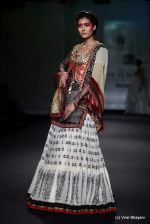Model walk the ramp for Anju Modi show at PCJ Delhi Couture Week Day 3 on 10th Aug 2012 (79).JPG