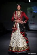 Model walk the ramp for Anju Modi show at PCJ Delhi Couture Week Day 3 on 10th Aug 2012 (86).JPG