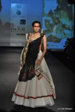 Model walk the ramp for Anju Modi show at PCJ Delhi Couture Week Day 3 on 10th Aug 2012 200 (10).JPG
