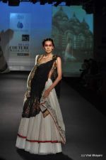Model walk the ramp for Anju Modi show at PCJ Delhi Couture Week Day 3 on 10th Aug 2012 200 (12).JPG
