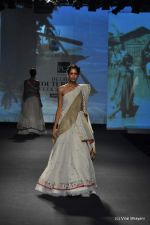 Model walk the ramp for Anju Modi show at PCJ Delhi Couture Week Day 3 on 10th Aug 2012 200 (17).JPG