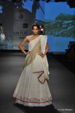 Model walk the ramp for Anju Modi show at PCJ Delhi Couture Week Day 3 on 10th Aug 2012 200 (19).JPG
