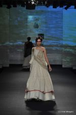 Model walk the ramp for Anju Modi show at PCJ Delhi Couture Week Day 3 on 10th Aug 2012 200 (24).JPG