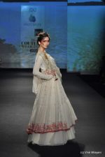 Model walk the ramp for Anju Modi show at PCJ Delhi Couture Week Day 3 on 10th Aug 2012 200 (26).JPG
