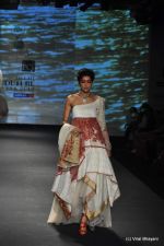 Model walk the ramp for Anju Modi show at PCJ Delhi Couture Week Day 3 on 10th Aug 2012 200 (27).JPG
