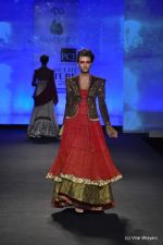 Model walk the ramp for Anju Modi show at PCJ Delhi Couture Week Day 3 on 10th Aug 2012 200 (44).JPG