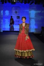 Model walk the ramp for Anju Modi show at PCJ Delhi Couture Week Day 3 on 10th Aug 2012 200 (45).JPG