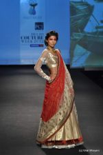 Model walk the ramp for Anju Modi show at PCJ Delhi Couture Week Day 3 on 10th Aug 2012 200 (48).JPG