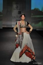 Model walk the ramp for Anju Modi show at PCJ Delhi Couture Week Day 3 on 10th Aug 2012 200 (64).JPG