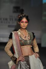 Model walk the ramp for Anju Modi show at PCJ Delhi Couture Week Day 3 on 10th Aug 2012 200 (66).JPG