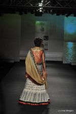Model walk the ramp for Anju Modi show at PCJ Delhi Couture Week Day 3 on 10th Aug 2012 200 (71).JPG