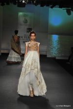 Model walk the ramp for Anju Modi show at PCJ Delhi Couture Week Day 3 on 10th Aug 2012 200 (72).JPG