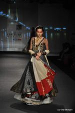 Model walk the ramp for Anju Modi show at PCJ Delhi Couture Week Day 3 on 10th Aug 2012 200 (77).JPG