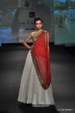 Model walk the ramp for Anju Modi show at PCJ Delhi Couture Week Day 3 on 10th Aug 2012 200 (8).JPG