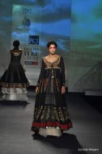 Model walk the ramp for Anju Modi show at PCJ Delhi Couture Week Day 3 on 10th Aug 2012 200 (84).JPG