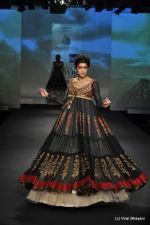 Model walk the ramp for Anju Modi show at PCJ Delhi Couture Week Day 3 on 10th Aug 2012 200 (85).JPG