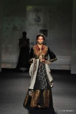 Model walk the ramp for Anju Modi show at PCJ Delhi Couture Week Day 3 on 10th Aug 2012 200 (93).JPG