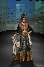 Model walk the ramp for Anju Modi show at PCJ Delhi Couture Week Day 3 on 10th Aug 2012 200 (94).JPG
