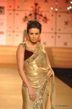 Model walk the ramp for Ashima Leena show at PCJ Delhi Couture Week on 9th Aug 2012 (116).JPG