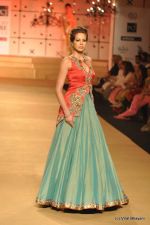 Model walk the ramp for Ashima Leena show at PCJ Delhi Couture Week on 9th Aug 2012 (129).JPG