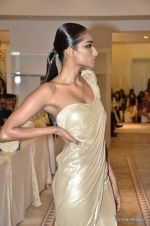 Model walk the ramp for Gaurav Gupta show at PCJ Delhi Couture Week on 9th Aug 2012 (85).JPG