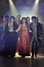 Ameet Gaur walks for Manali Jagtap Show at Global Magazine- Sultan Ahmed tribute fashion show on 15th Aug 2012 (114).JPG