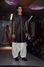 Ameet Gaur walks for Manali Jagtap Show at Global Magazine- Sultan Ahmed tribute fashion show on 15th Aug 2012 (117).JPG