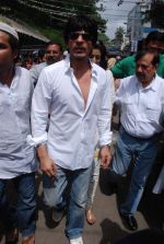 Shahrukh Khan at Ashok Mehta_s funeral in Mumbai on 17th Aug 2012 (146).JPG