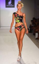 Model walks the ramp for Mercedez Benz swim fashion week on 15th Aug 2012 (193).JPG