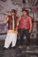 Vivek Oberoi, Mika Singh on the sets of Kismat Love Paisa Dili in Filmcity,Mumbai on 17th Aug 2012 (22).JPG
