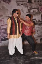 Vivek Oberoi, Mika Singh on the sets of Kismat Love Paisa Dili in Filmcity,Mumbai on 17th Aug 2012 (29).JPG