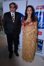 Dharmendra and Hema Malini on location of Indian Idol in Filmcity,Mumbai on 18th Aug 2012 (10).JPG