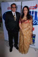 Dharmendra and Hema Malini on location of Indian Idol in Filmcity,Mumbai on 18th Aug 2012 (16).JPG