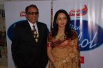 Dharmendra and Hema Malini on location of Indian Idol in Filmcity,Mumbai on 18th Aug 2012 (17).JPG