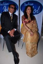 Dharmendra and Hema Malini on location of Indian Idol in Filmcity,Mumbai on 18th Aug 2012 (26).JPG