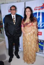 Dharmendra and Hema Malini on location of Indian Idol in Filmcity,Mumbai on 18th Aug 2012 (7).JPG